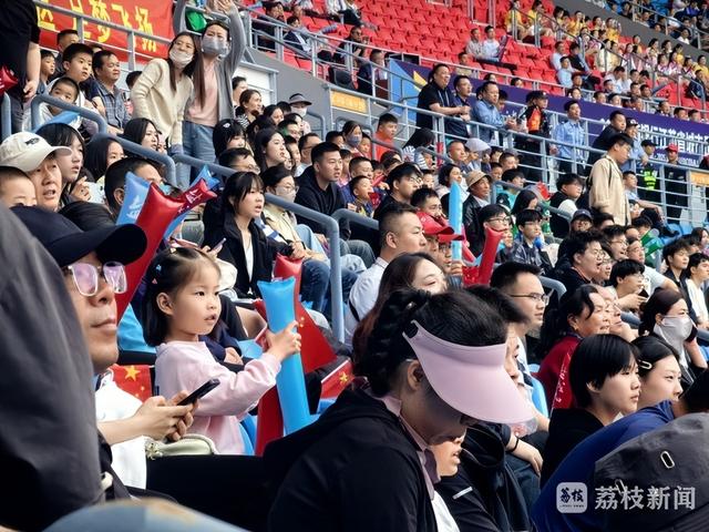 女足比赛现场气氛火爆，观众热情高涨的简单介绍